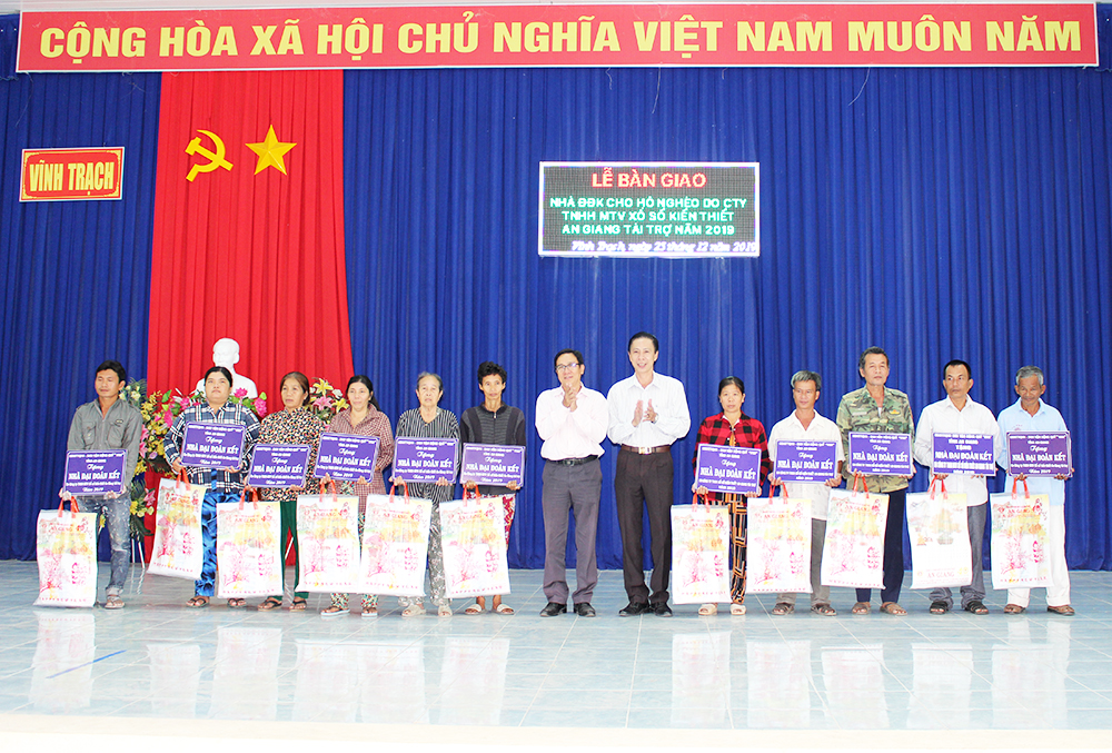 Bàn giao 34 căn nhà Đại đoàn kết cho hộ nghèo Thoại Sơn