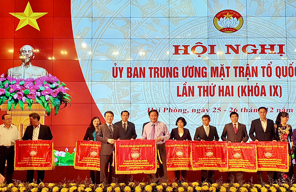UBMTTQ Việt Nam tỉnh nhận cờ thi đua xuất sắc năm 2019