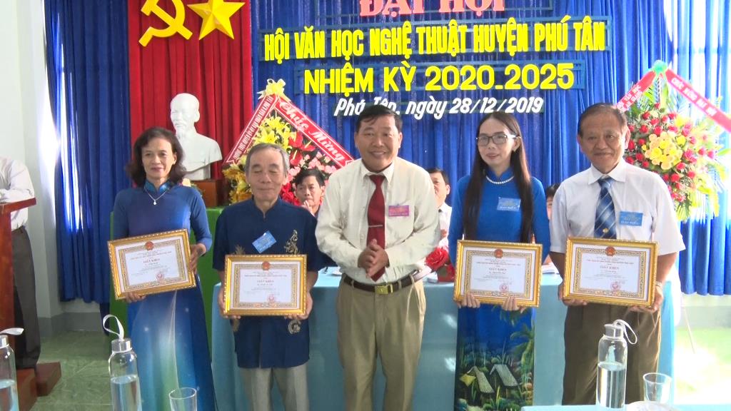 Đại hội Văn học Nghệ thuật huyện Phú Tân khóa 3