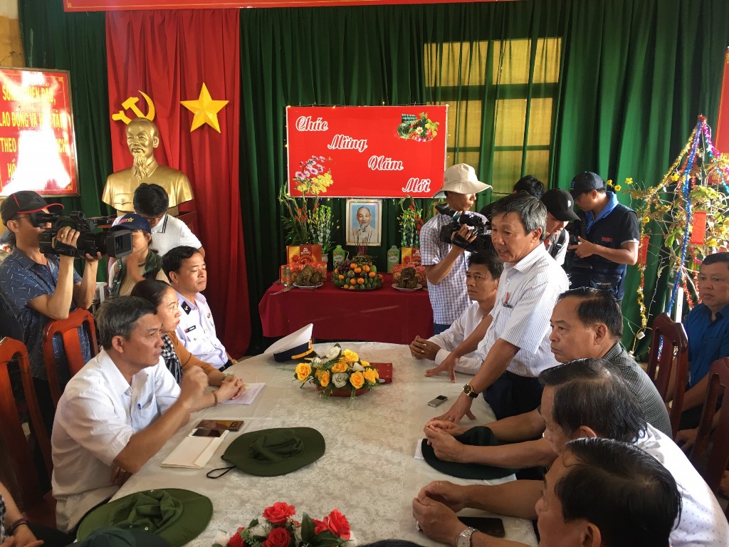 Thăm, chúc Tết cán bộ, chiến sĩ trên đảo Hòn Khoai