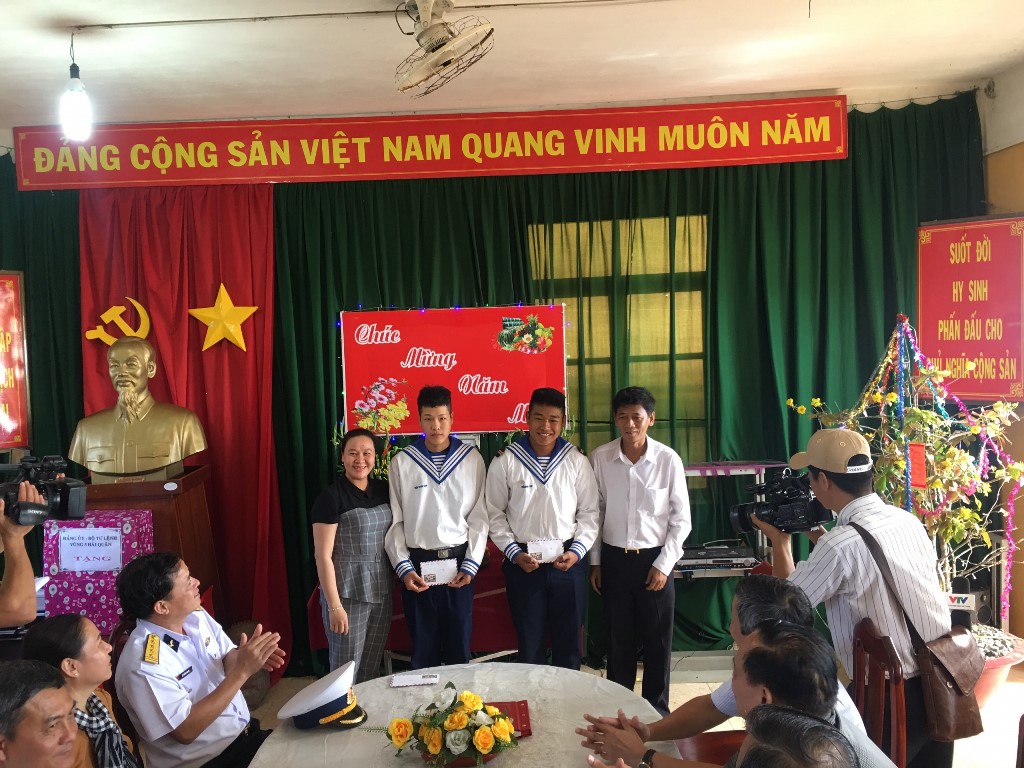 Thăm, chúc Tết cán bộ, chiến sĩ trên đảo Hòn Khoai