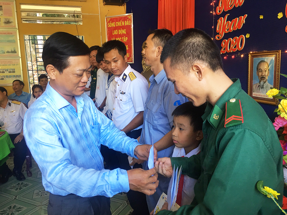 Đoàn công tác các tỉnh, thành phố phía Nam thăm, tặng quà cán bộ, chiến sĩ đảo Hòn Chuối