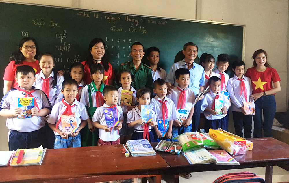 Đoàn công tác các tỉnh, thành phố phía Nam thăm, tặng quà cán bộ, chiến sĩ đảo Hòn Chuối