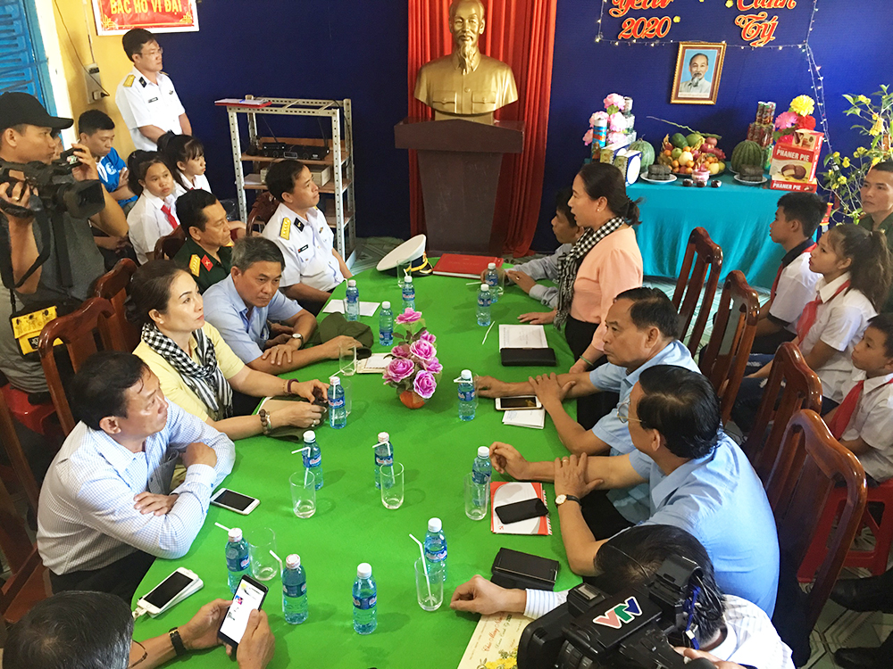Đoàn công tác các tỉnh, thành phố phía Nam thăm, tặng quà cán bộ, chiến sĩ đảo Hòn Chuối