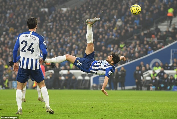 Premier League: Chelsea mất điểm, Mourinho xem trộm chiến thuật