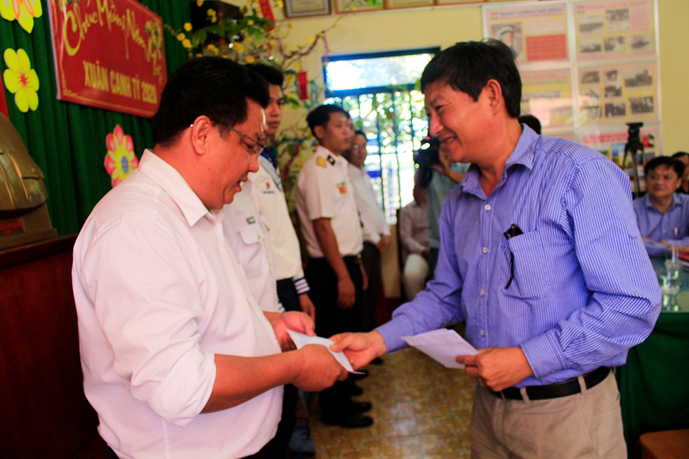 Mang Tết đến đảo Nam Du