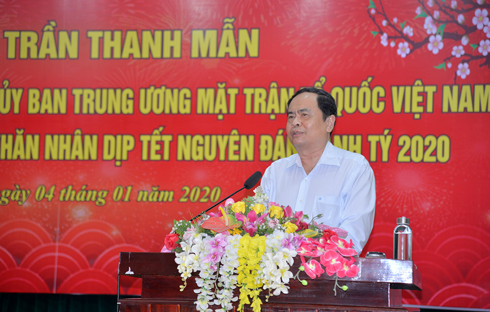 Chủ tịch UBTƯ MTTQ Việt Nam Trần Thanh Mẫn trao quà công nhân lao động tỉnh An Giang
