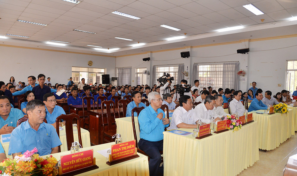 Chủ tịch UBTƯ MTTQ Việt Nam Trần Thanh Mẫn trao quà công nhân lao động tỉnh An Giang