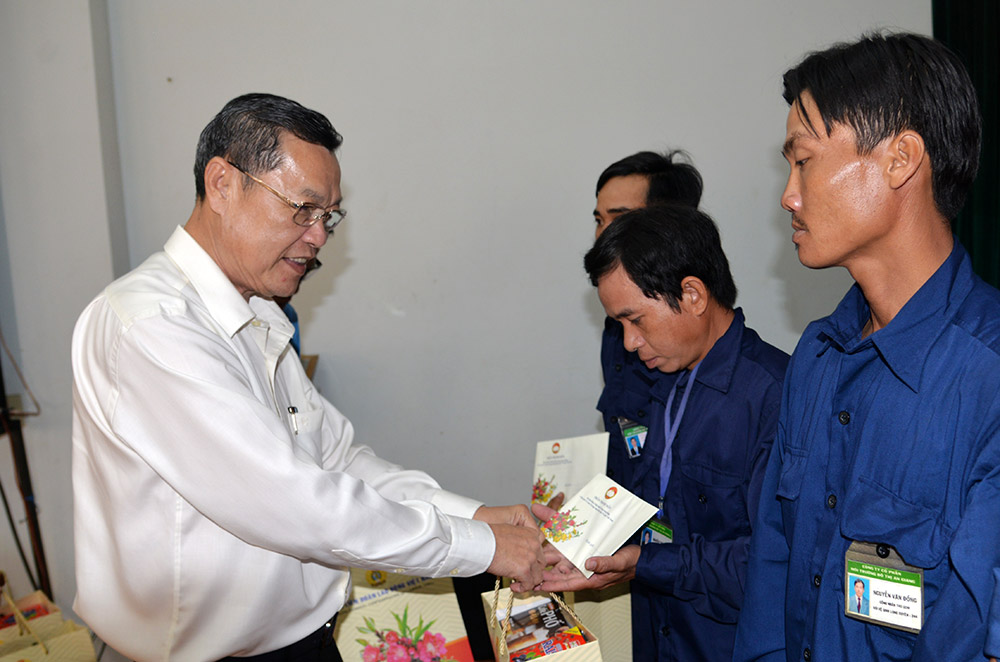 Chủ tịch UBTƯ MTTQ Việt Nam Trần Thanh Mẫn trao quà công nhân lao động tỉnh An Giang