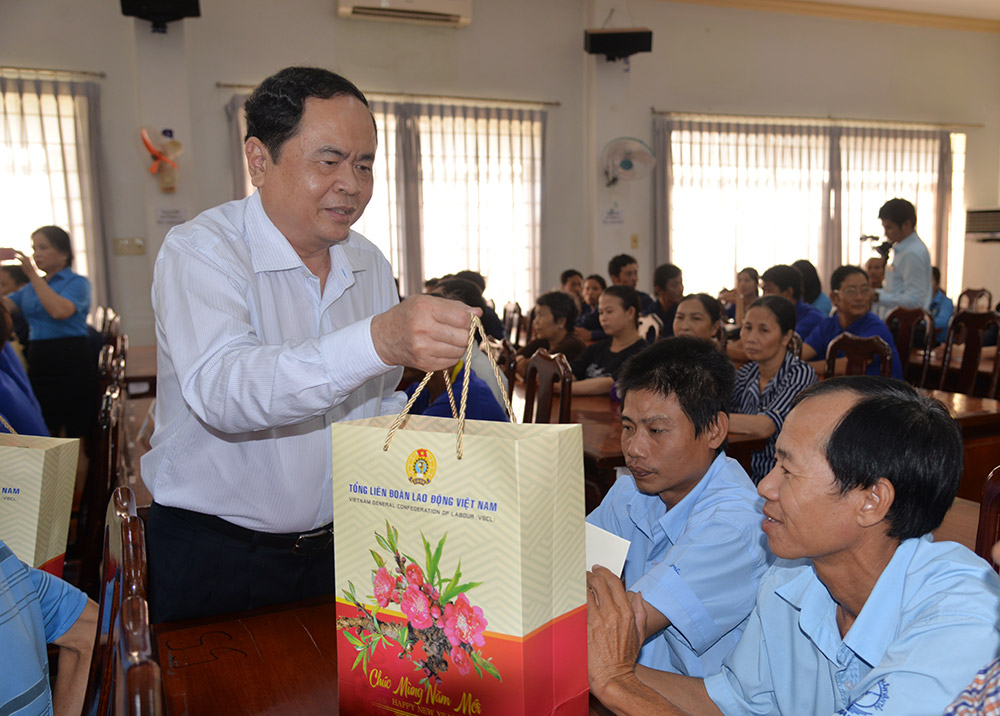 Chủ tịch UBTƯ MTTQ Việt Nam Trần Thanh Mẫn trao quà công nhân lao động tỉnh An Giang