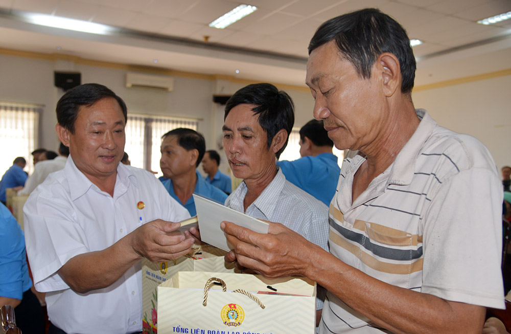 Chủ tịch UBTƯ MTTQ Việt Nam Trần Thanh Mẫn trao quà công nhân lao động tỉnh An Giang