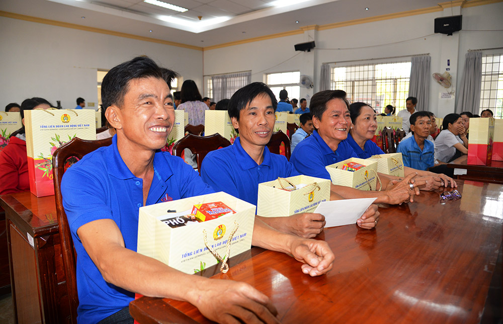 Chủ tịch UBTƯ MTTQ Việt Nam Trần Thanh Mẫn trao quà công nhân lao động tỉnh An Giang