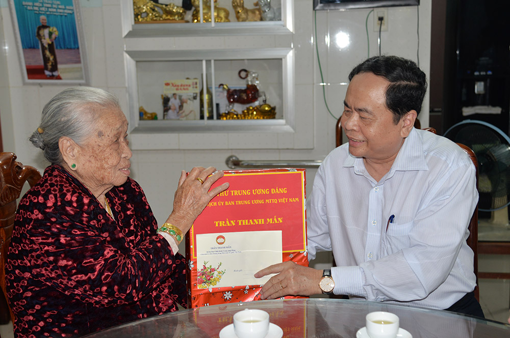 Chủ tịch UBTƯ MTTQ Việt Nam Trần Thanh Mẫn trao quà công nhân lao động tỉnh An Giang