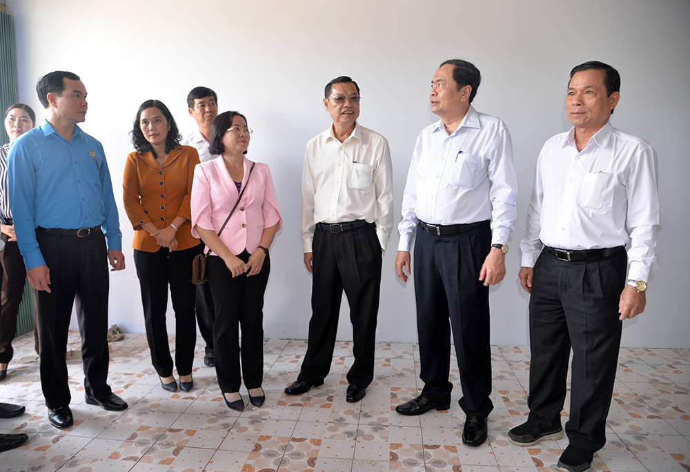 Chủ tịch UBTƯ MTTQ Việt Nam Trần Thanh Mẫn trao quà công nhân lao động tỉnh An Giang