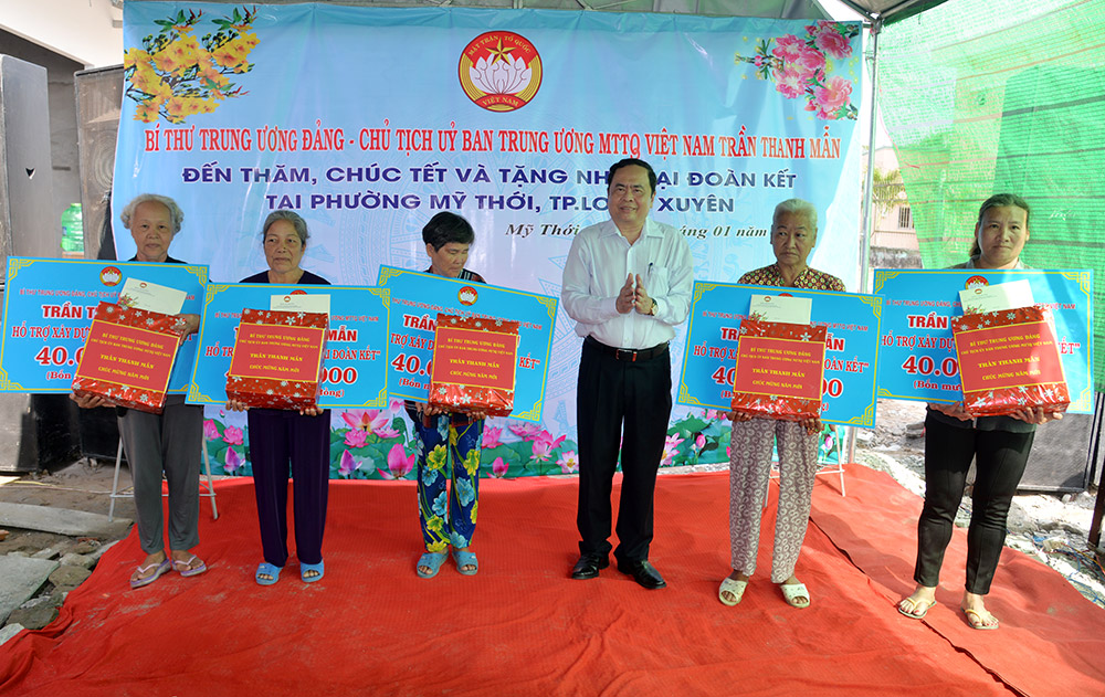 Chủ tịch UBTƯ MTTQ Việt Nam Trần Thanh Mẫn trao quà công nhân lao động tỉnh An Giang
