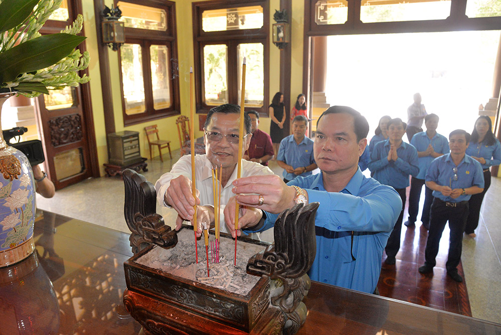 Chủ tịch UBTƯ MTTQ Việt Nam Trần Thanh Mẫn trao quà công nhân lao động tỉnh An Giang