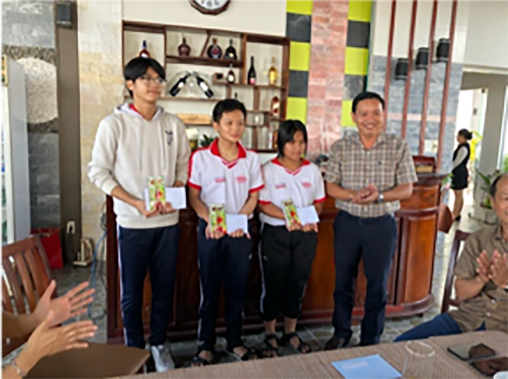 Trao 64 học bổng bảo trợ cho học sinh khó khăn ở TP. Long Xuyên