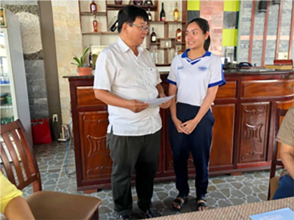 Trao 64 học bổng bảo trợ cho học sinh khó khăn ở TP. Long Xuyên