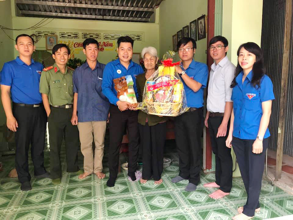 Tuổi trẻ Đoàn Khối Cơ quan và Doanh nghiệp tỉnh mang Tết đến với người nghèo