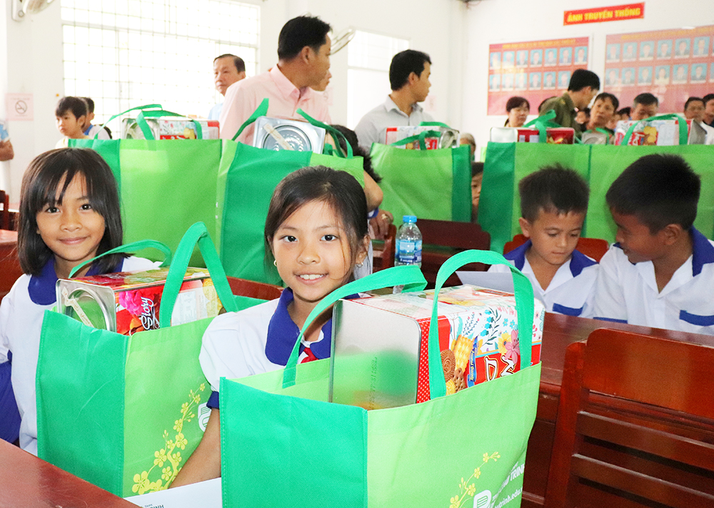 Quỹ học bổng Vừ A Dính trao 100 phần quà cho học sinh nghèo huyện Phú Tân