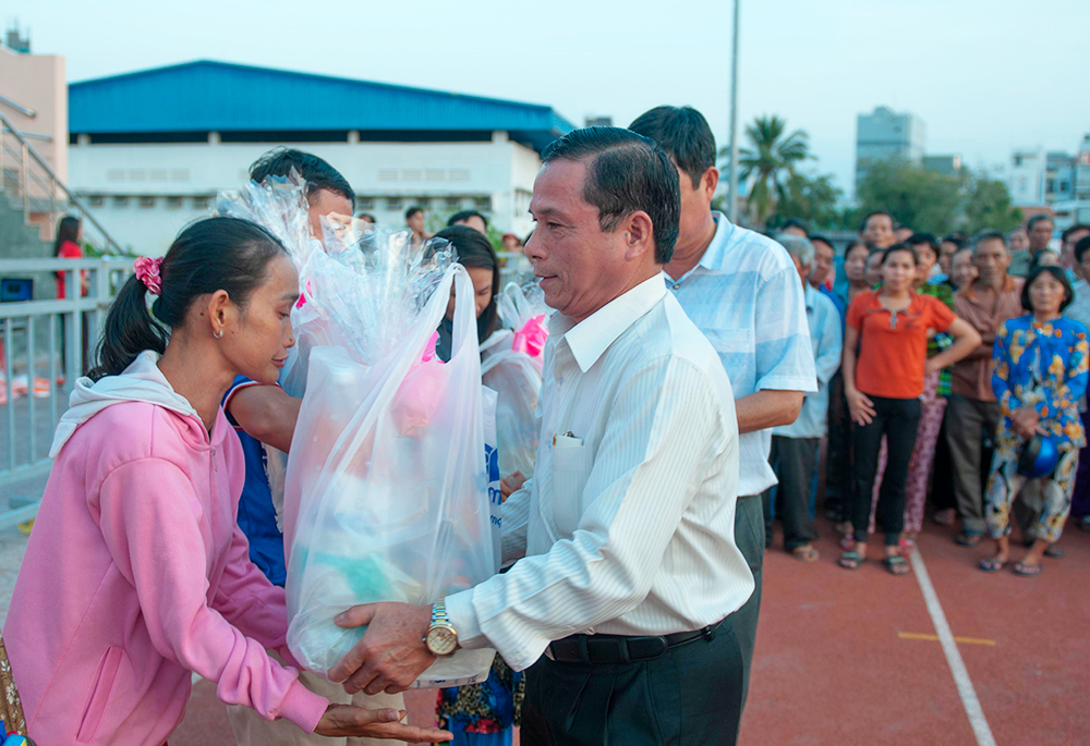 Giao lưu bóng đá và tặng quà Tết cho hộ nghèo, hộ khó khăn TP. Long Xuyên
