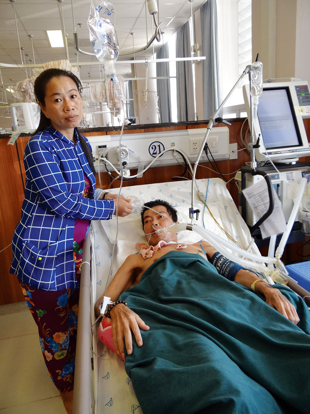 Vợ bất lực nhìn chồng… “chờ chết”