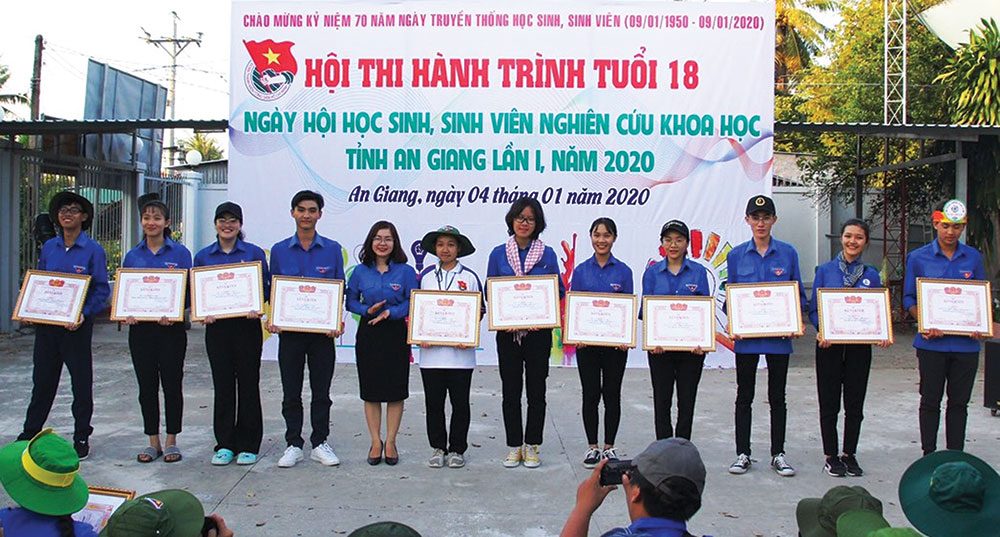 Chào mừng Ngày truyền thống học sinh - sinh viên