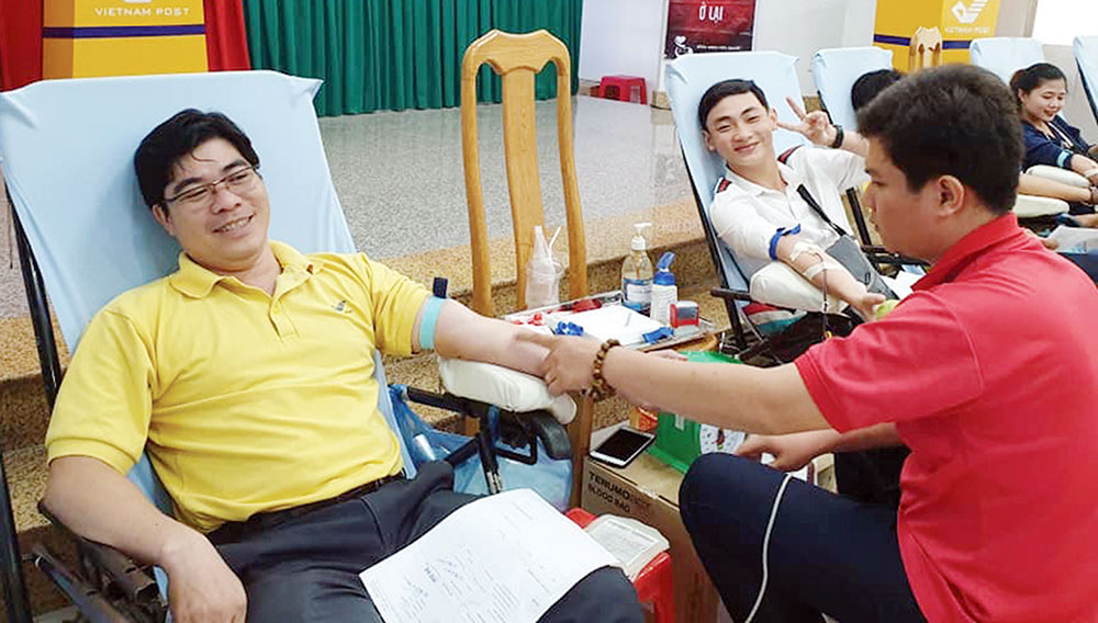 “Hiến giọt máu đào - trao đời sự sống”