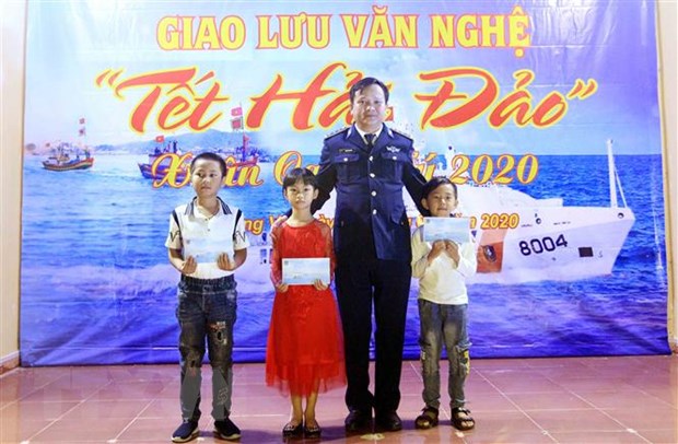 Bộ Tư lệnh Vùng Cảnh sát biển 1 chúc Tết ở đảo Bạch Long Vĩ