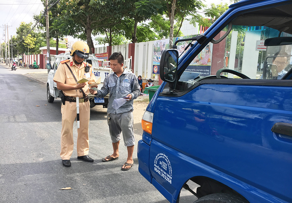 Phòng Cảnh sát Giao thông đường bộ - Công an An Giang triển khai thực hiện Nghị định 100/2019/NĐ- CP