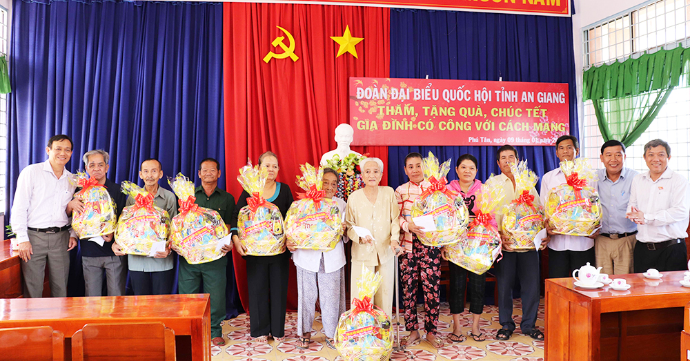 Đoàn đại biểu Quốc hội tỉnh An Giang tặng quà gia đình có công với cách mạng