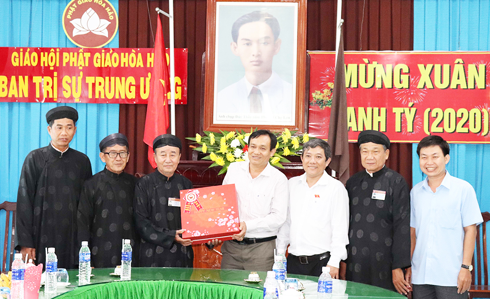 Đoàn đại biểu Quốc hội tỉnh An Giang tặng quà gia đình có công với cách mạng