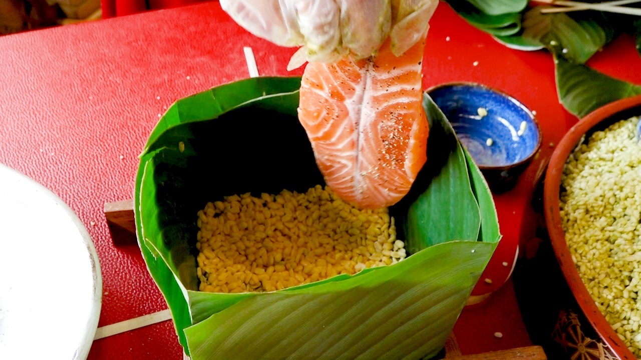 Hương vị khó tả bánh chưng trà xanh nhân cá hồi Na Uy