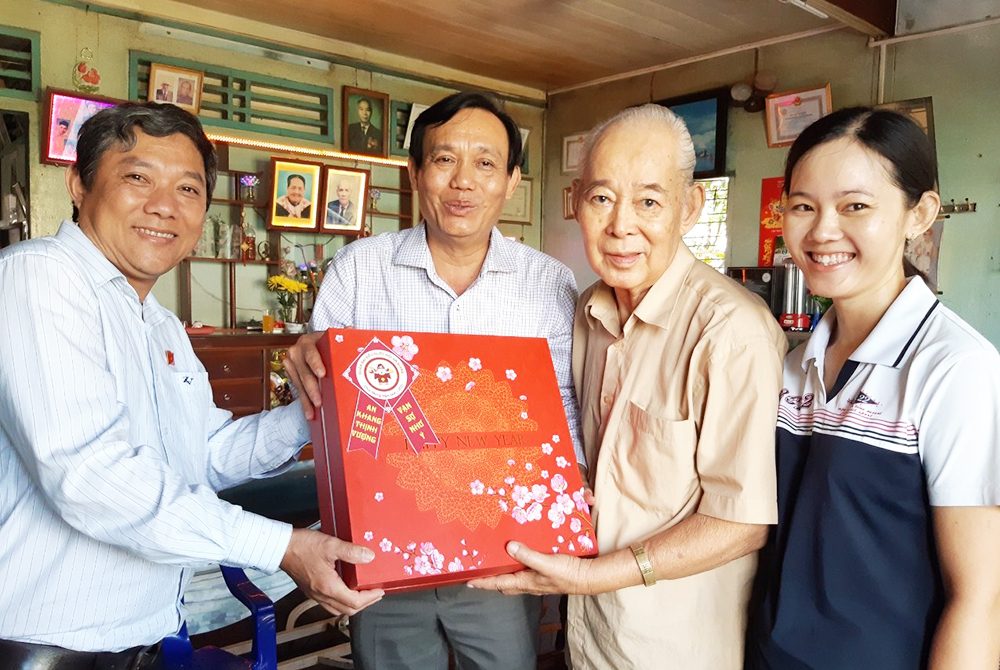 Đoàn đại biểu Quốc hội tỉnh An Giang tặng quà gia đình có công với cách mạng
