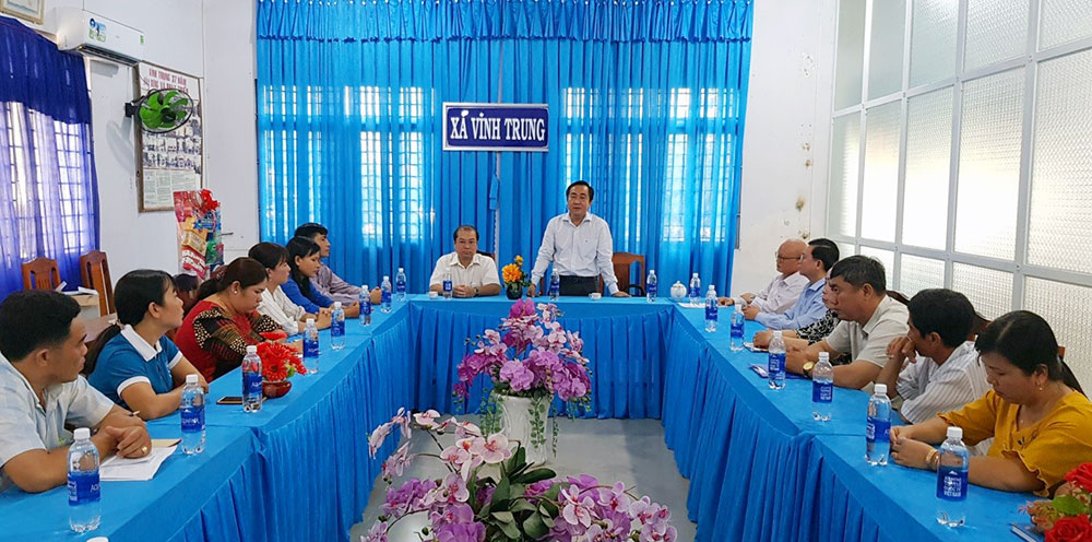 Trưởng ban Tổ chức Tỉnh ủy, Giám đốc Sở Nội vụ An Giang Ngô Hồng Yến tặng quà Tết hộ nghèo xã Vĩnh Trung