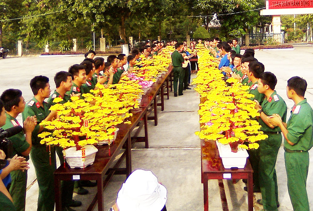 Chiến sĩ Trung đoàn Bộ binh 892 với món quà xuân tặng mẹ
