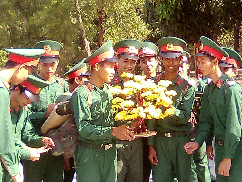 Chiến sĩ Trung đoàn Bộ binh 892 với món quà xuân tặng mẹ