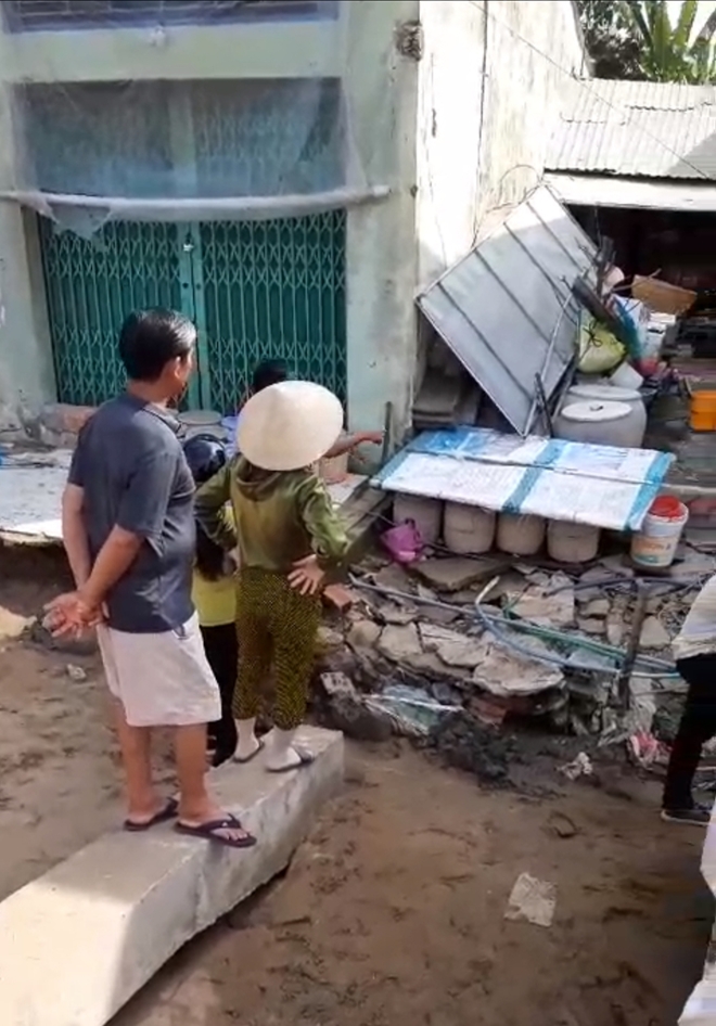 Ba căn nhà bị sạt xuống kênh do sạt lở