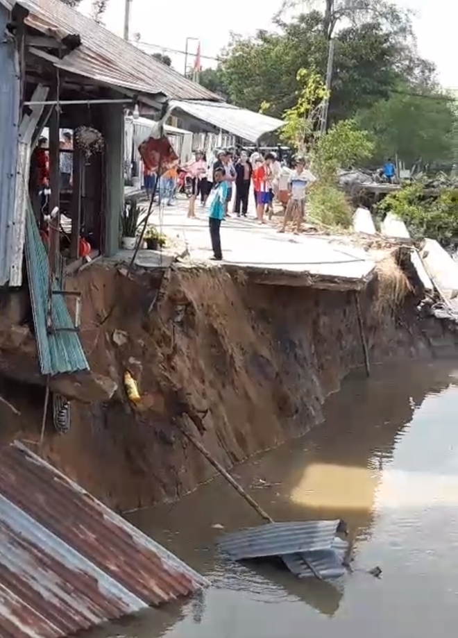 Ba căn nhà bị sạt xuống kênh do sạt lở