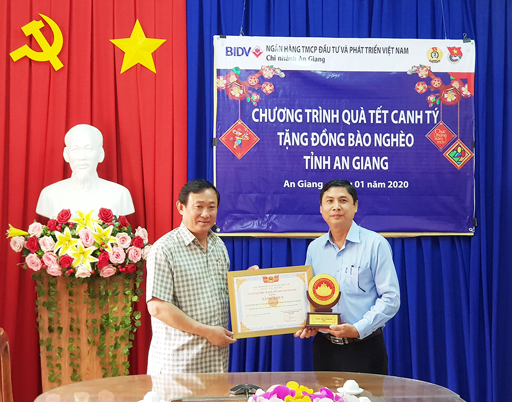 BIDV tặng 290 suất quà Tết cho người nghèo An Giang