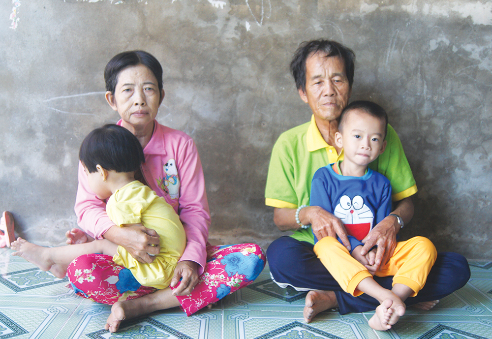 Cảnh khó khăn của cậu bé bị tổn thương não