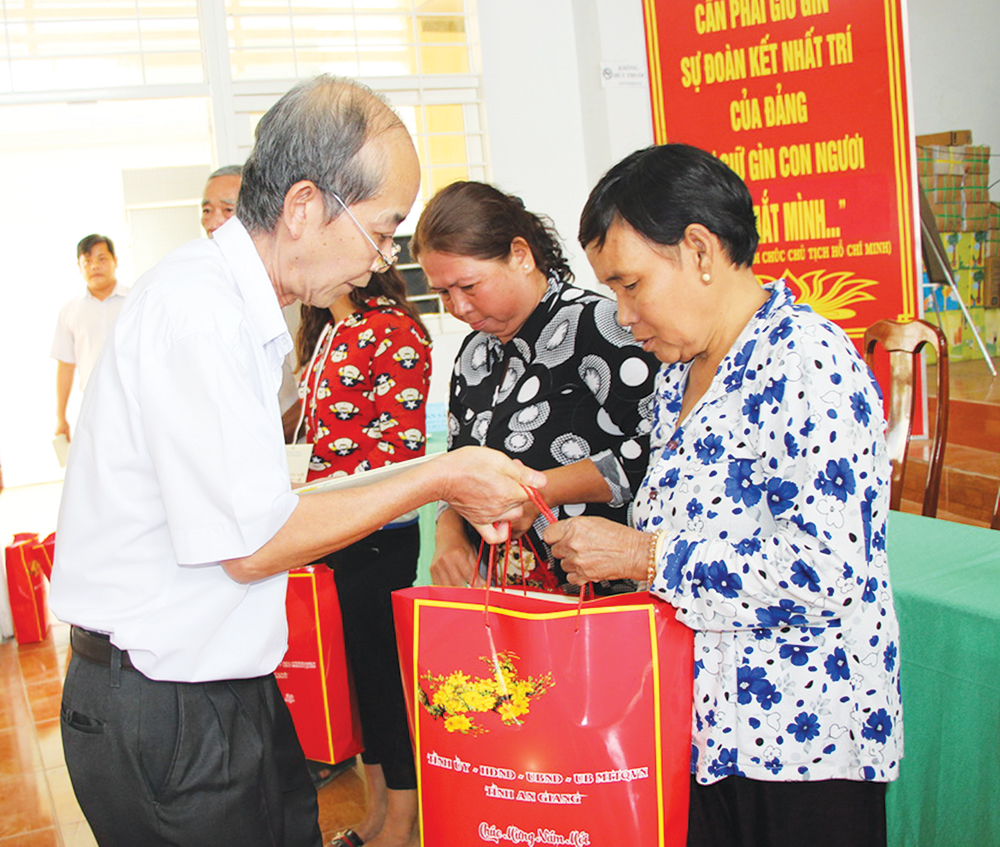 Chợ Mới cần khẩn trương hỗ trợ hoàn thành nhà ở cho dân vùng sạt lở
