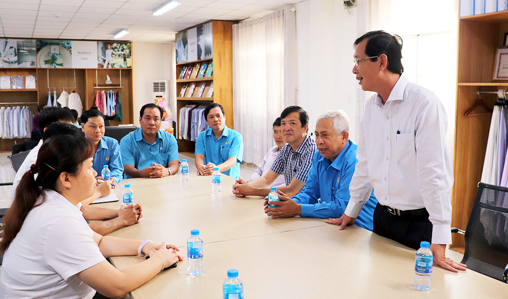 Phó Chủ tịch UBND tỉnh An Giang Lê Văn Phước thăm, tặng quà Tết các doanh nghiệp