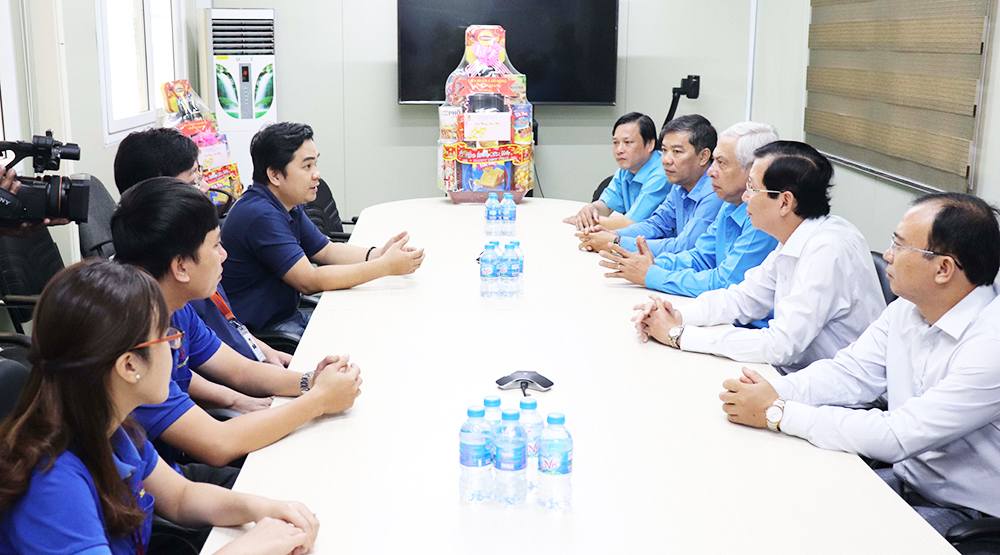 Phó Chủ tịch UBND tỉnh An Giang Lê Văn Phước thăm, tặng quà Tết các doanh nghiệp