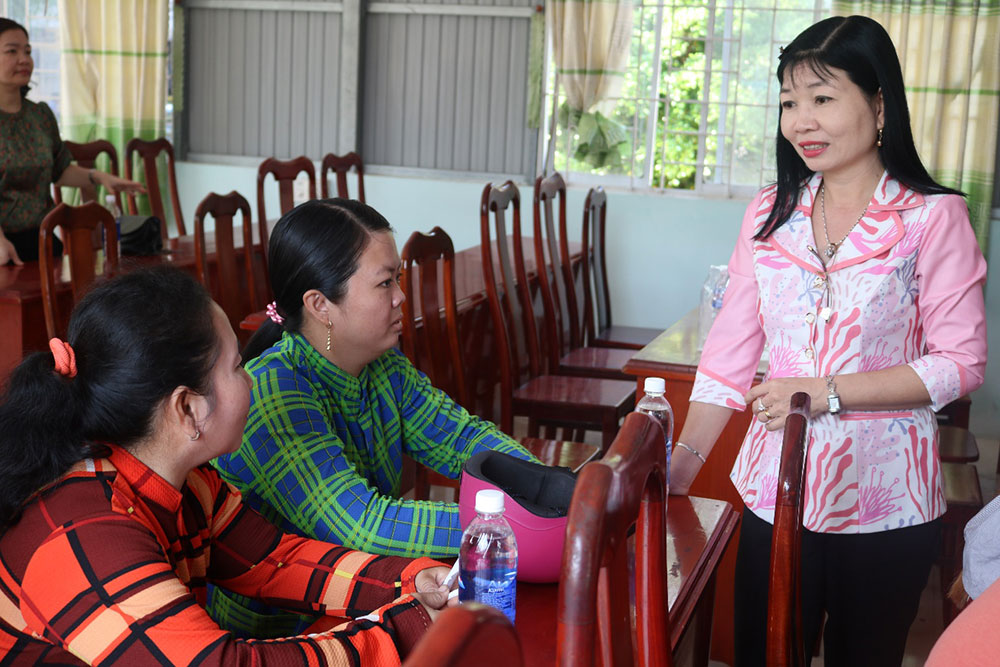 Trưởng ban Tuyên giáo Tỉnh ủy An Giang Trần Thị Thanh Hương tặng quà Tết hộ nghèo xã Bình Thạnh