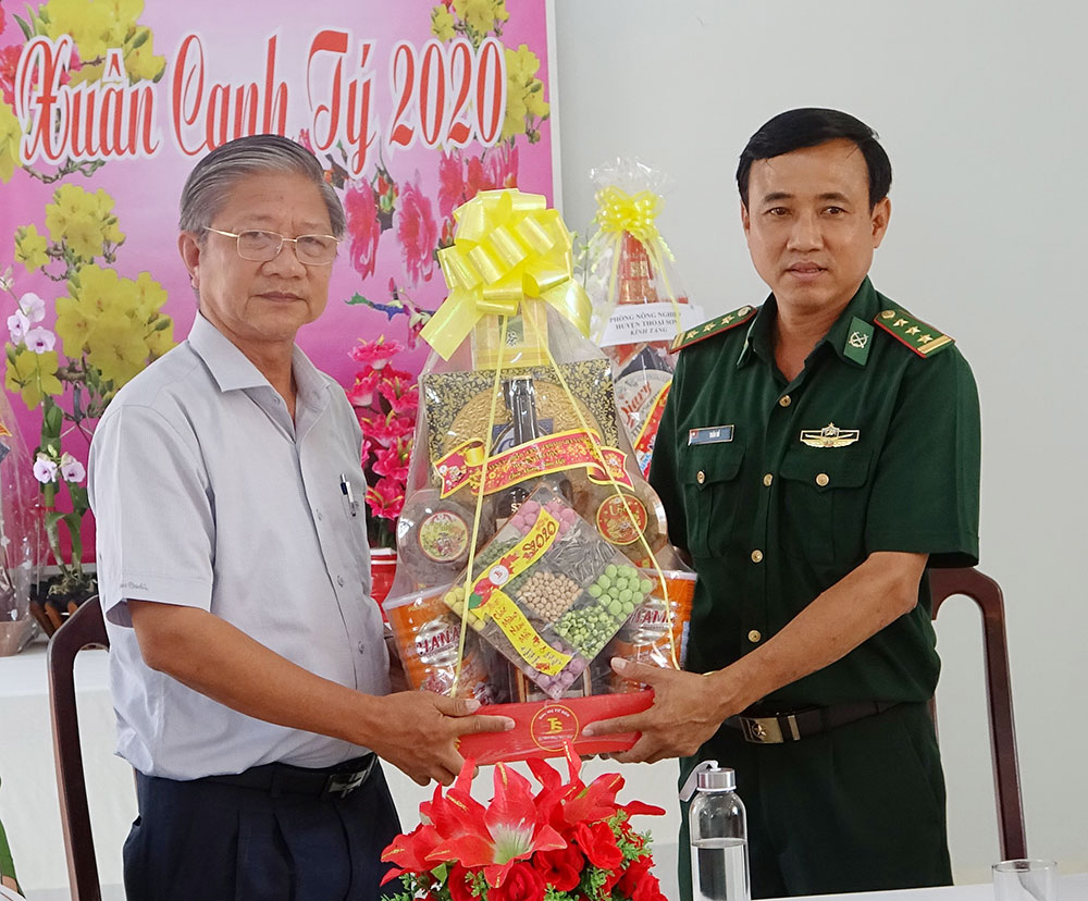 Bí thư Huyện ủy, Chủ tịch UBND huyện Tri Tôn Cao Quang Liêm chúc Tết lực lượng biên phòng đóng quân trên địa bàn