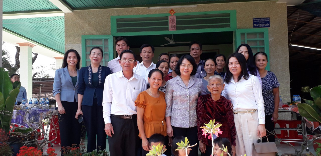 Phó Chủ tịch nước - Đặng Thị Ngọc Thịnh tặng quà, học bổng tại Long An