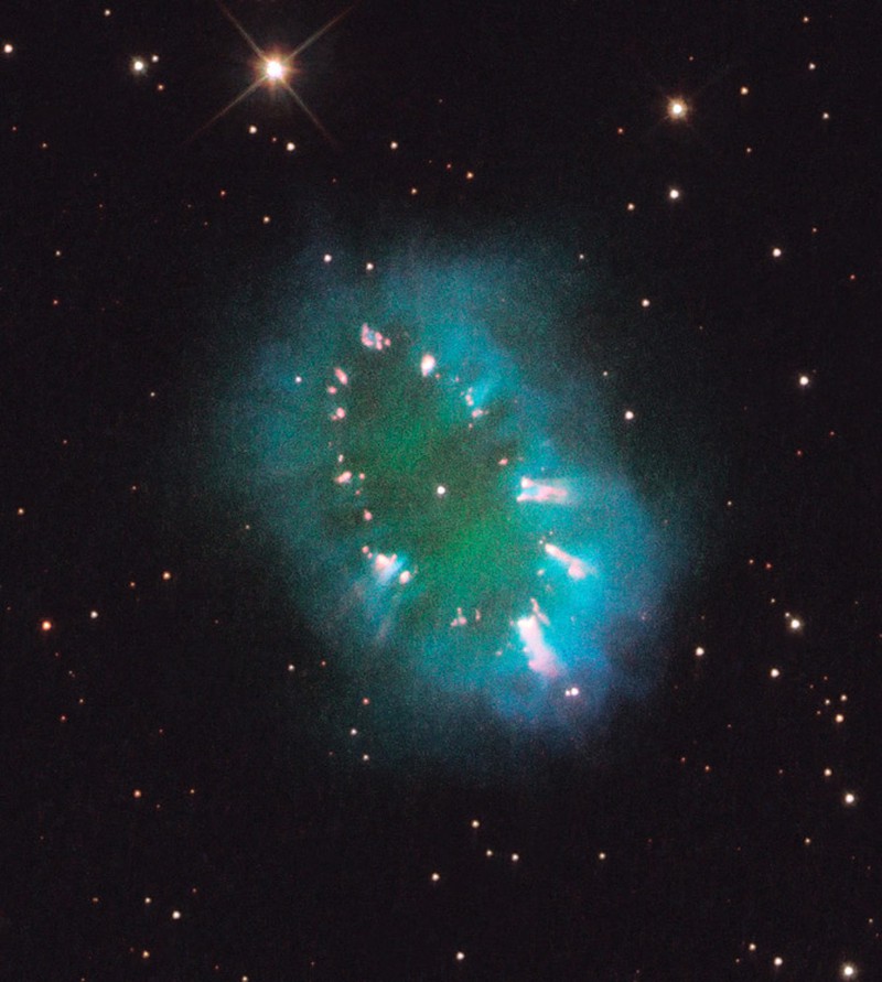 Sửng sốt Hubble "bắt" được hình "vòng cổ" rực rỡ trong vũ trụ