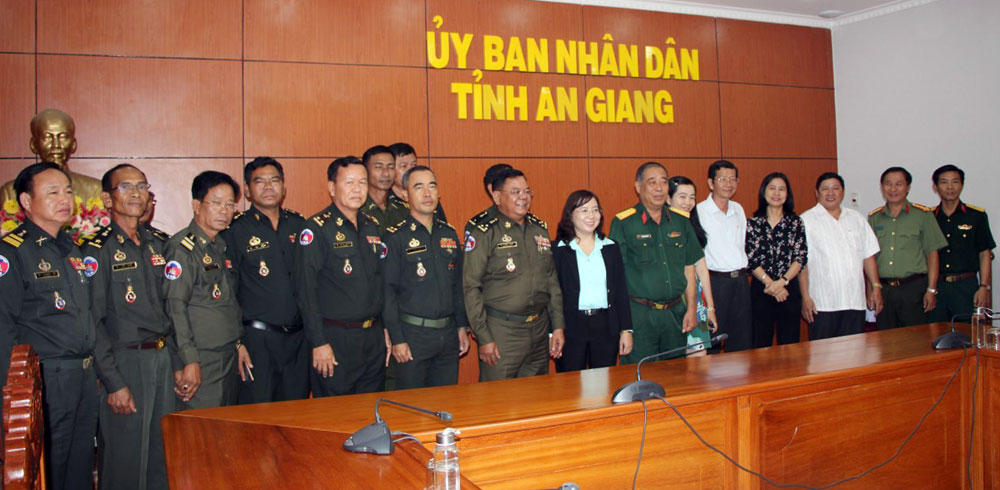 Bộ Tư lệnh QK.3 - Vương quốc Campuchia chúc Tết tỉnh An Giang