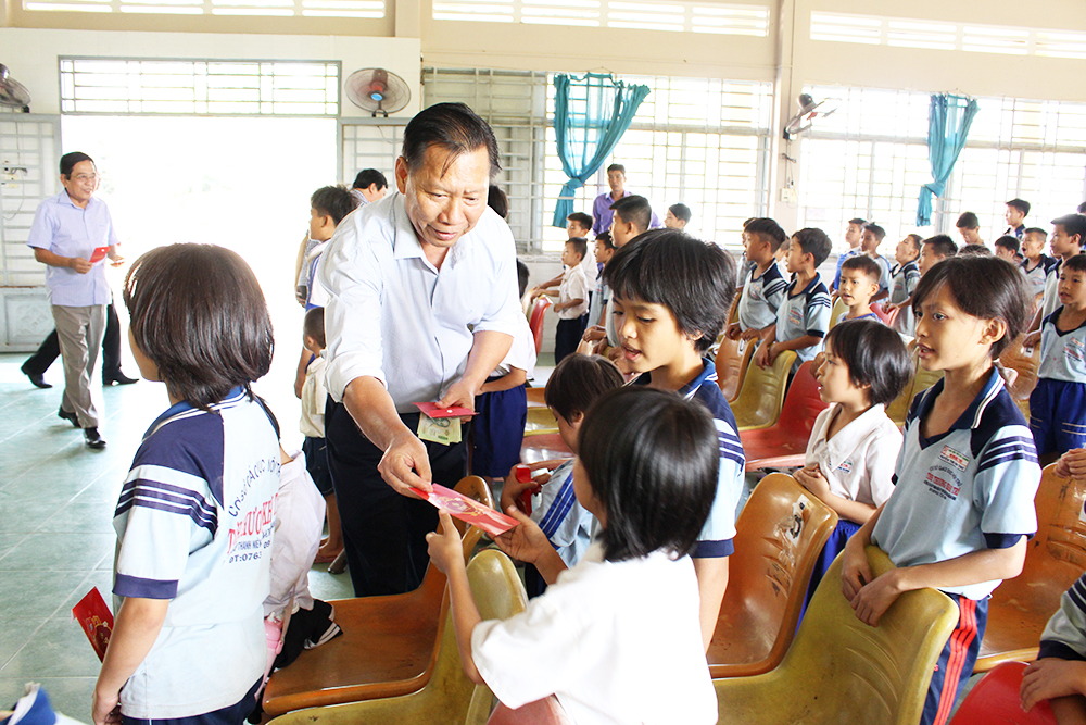 Phó Chủ tịch UBND tỉnh An Giang Trần Anh Thư thăm, chúc Tết tại huyện Thoại Sơn